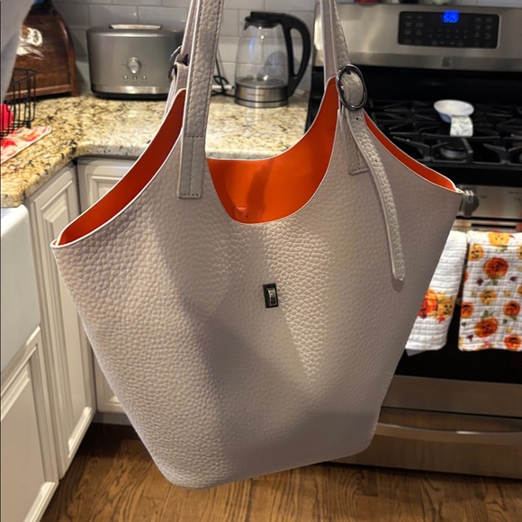 Stylish White Tote Bag with lots of room! - Picture 5 of 5